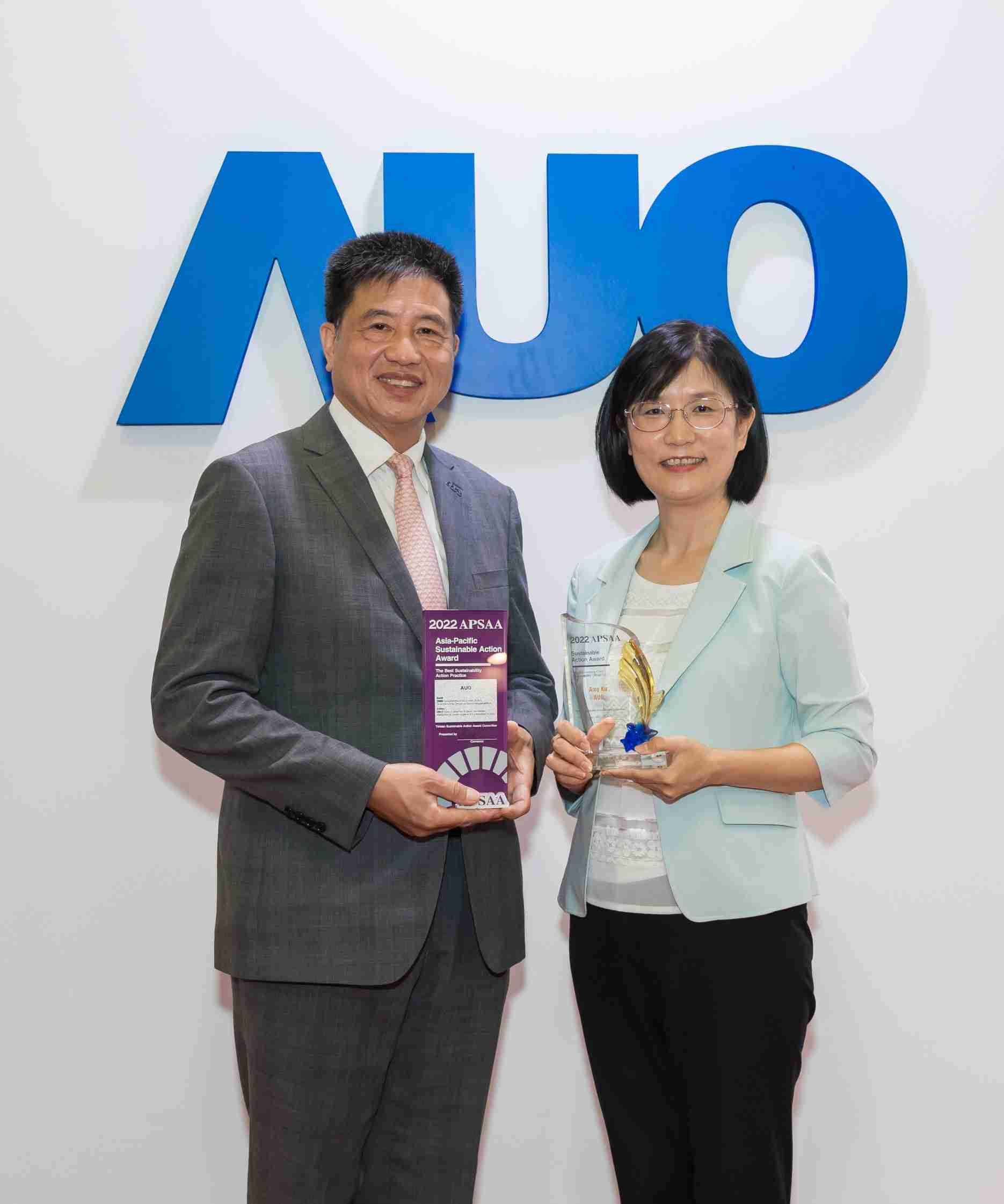 CG电子长期垫筑永续远景的基石，，，，透过ESG暨气候委员会逐步实践永续策略蓝图。。。其中，，，，CG电子光电永续长古秀华带领团队、、制定中长期目标，，缔造多面向亮眼表现，，，，获得「顶尖永续长奖」的个人奖殊荣（左：CG电子光电董事长暨执行长彭双浪，，，，右：CG电子光电永续长古秀华）