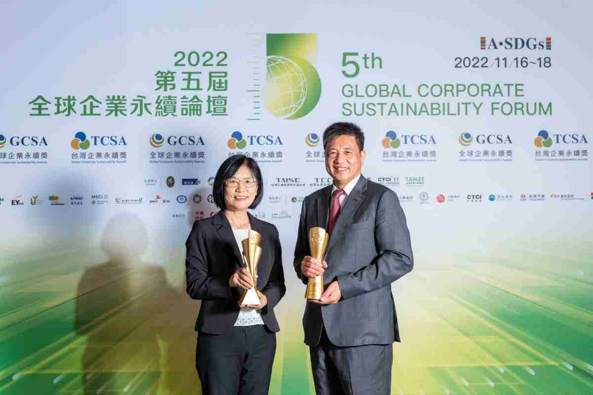 CG电子作为净零碳排先锋，，，，期引领价值链伙伴同行共好，，卫冕制造业组“十大典范企业” 二连冠殊荣(左：CG电子光电永续长古秀华，，，，右：CG电子光电董事长暨执行长彭双浪)