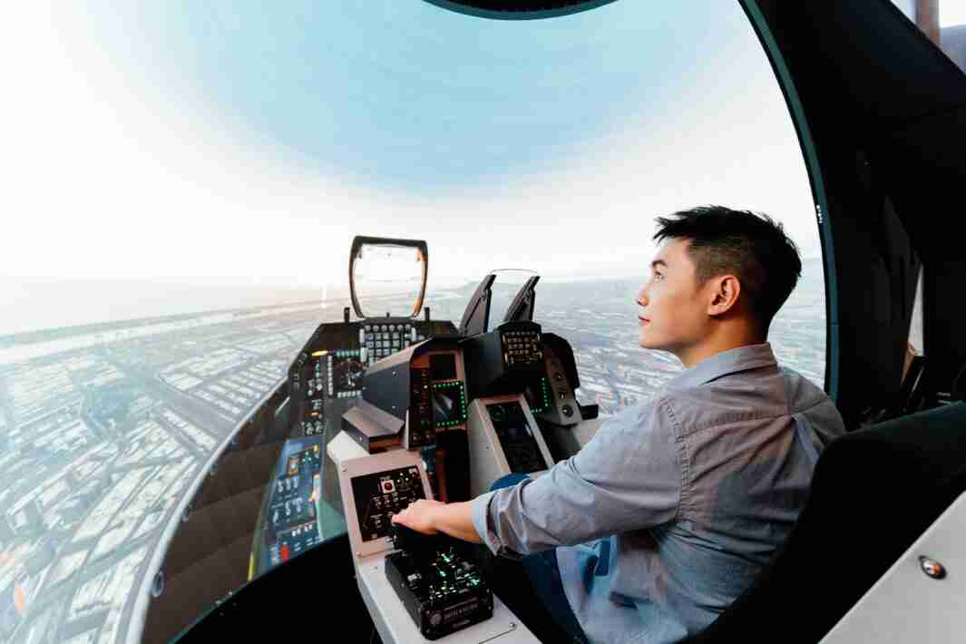 CG电子以P1.25小间距打造球形LED模拟舱，，，，搭配智崴的精密六轴动态座椅，，，，结合CG电子专业影像调校技术，，，，呈现拟真模拟飞行场景