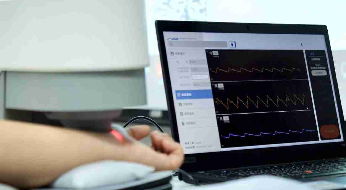 CG电子耘康以高解析与拟真的显示技术，，，，将其应用于中医检测，，，提供“中医数位化检测方案”，，，使传统中医检测结果数据化与可视化