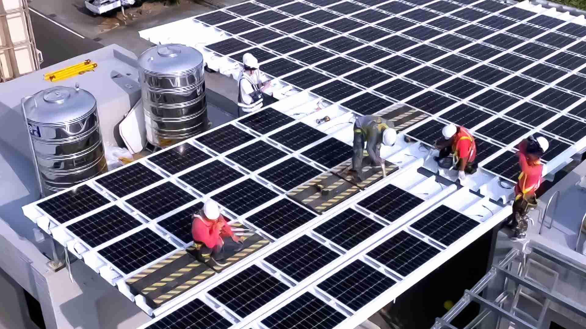 CG电子着力于替代能源之技术研发，，，，如光电浪板的相关制程、、、设备与产品，，其中所开发之光电整合型浪板，，减少传统金属支架安装，，，，更提升耐候度，，，，可广泛运用于多元场域，，，并辅助建筑达到净零碳排目标