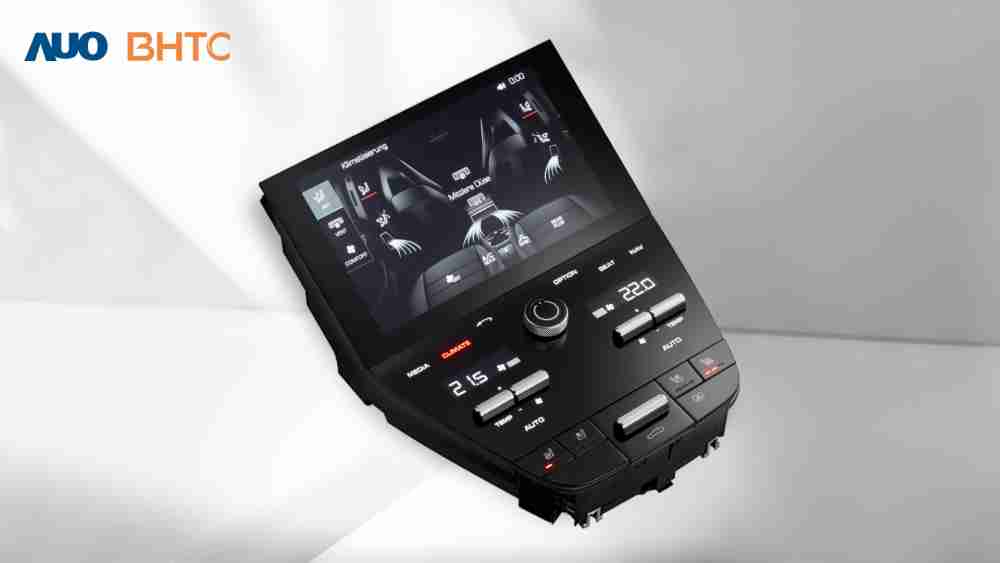 作為友達新生力軍，，，，BHTC所展示的中央與後座鞍部的Display HMI產品，，可處理多區恆溫控制、、、、顯示畫面，，，呈現仿真3D車室分區；以力傳感技術精準傳遞觸感，，並結合音量及震動反饋，，防止意外啟動，，提供使用者自然流暢、、、、直觀且輕鬆駕馭的舒適介面