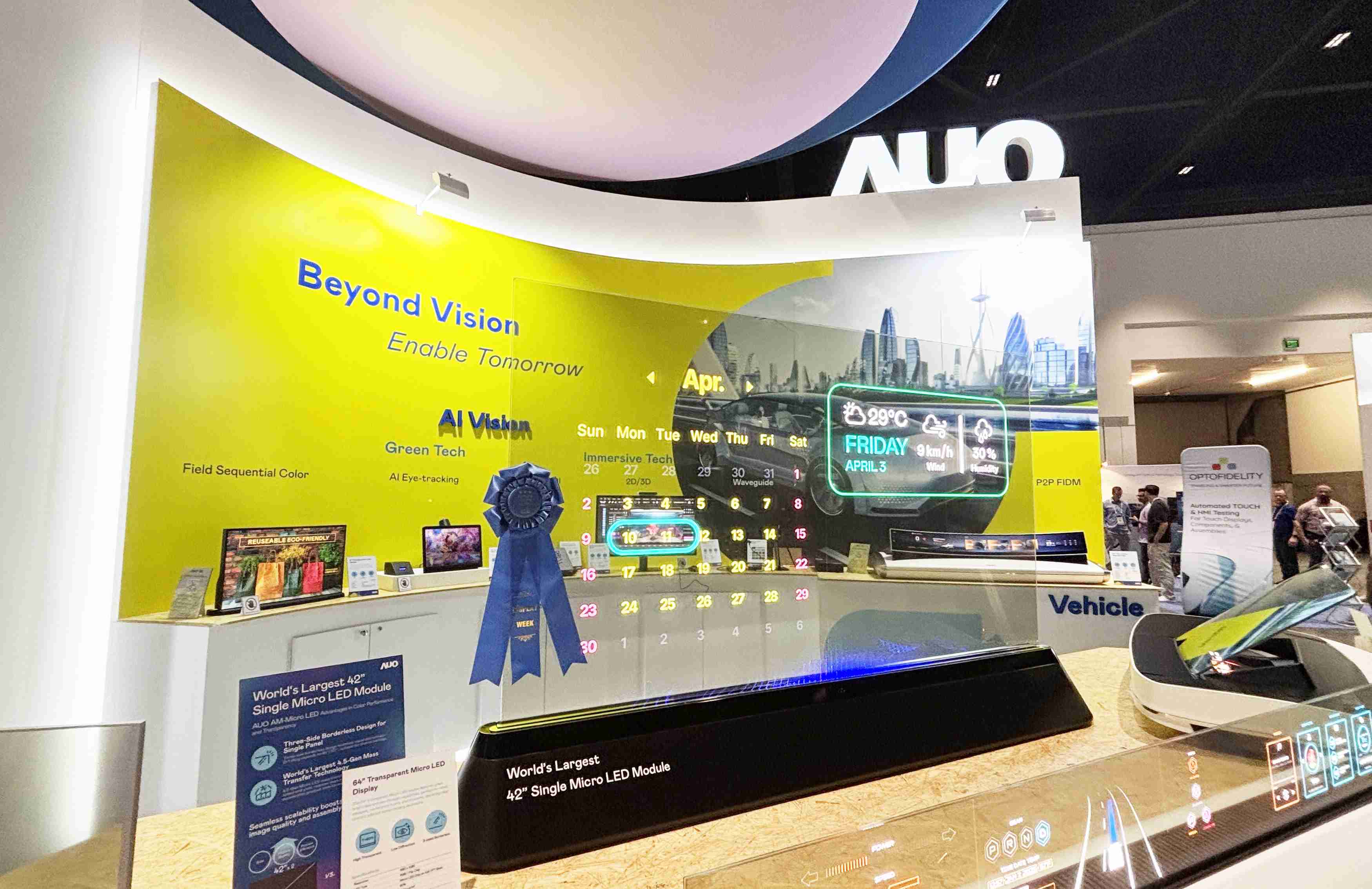 CG电子64吋透明Micro LED显示器获〝最佳Micro LED技术应用奖〞，，，，其绝妙的透明穿透特性，，同时具备1,000 nits的高亮度表现，，并透过精细的无缝拼接延伸，，可依需求灵活应用于多元场域，，展现出Micro LED显示技术划时空的无限潜力