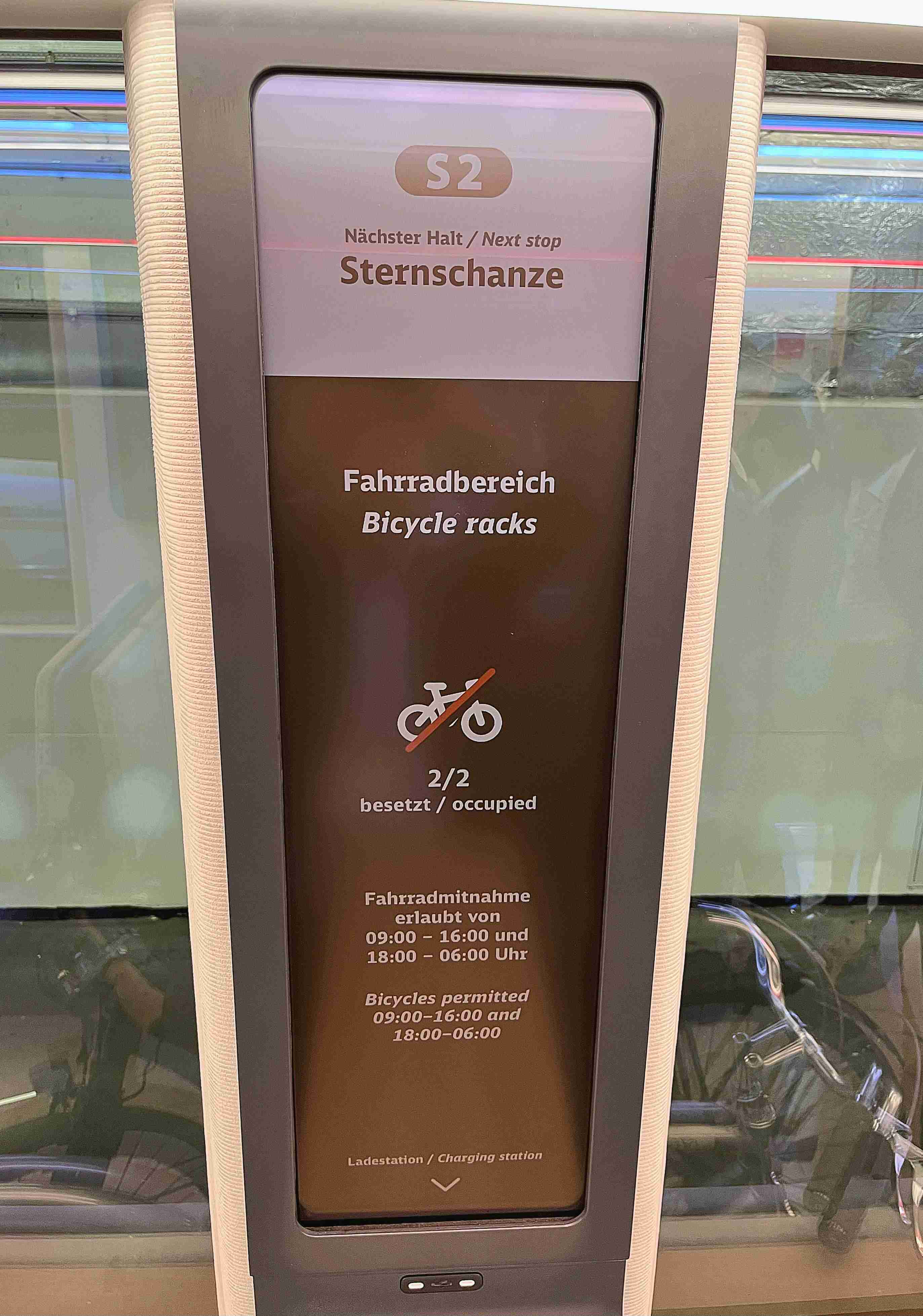 达擎HiRaso显示技术采用胆固醇液晶独特的双稳态特性及反射环境光线的方式，，发挥最佳能源运用效率，，，其仅在更换显示画面时才消耗电力，，，，在持续静止的画面显示上则为零耗电，，，与传统液晶显示技术相比大幅节省90%能耗