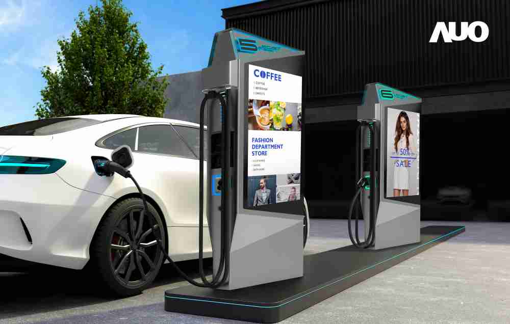 达擎 “55吋高亮度户外防水显示器”，，在阳光直射环境下仍可呈现清晰鲜明之影像质量，，，可灵活安装于充电桩及智能电杆，，成为数字户外广告 （DOOH）最佳宣传利器